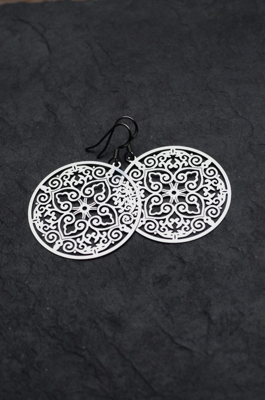 Große Edelstalohrringe mit Ornamentanhängern – Bild 4