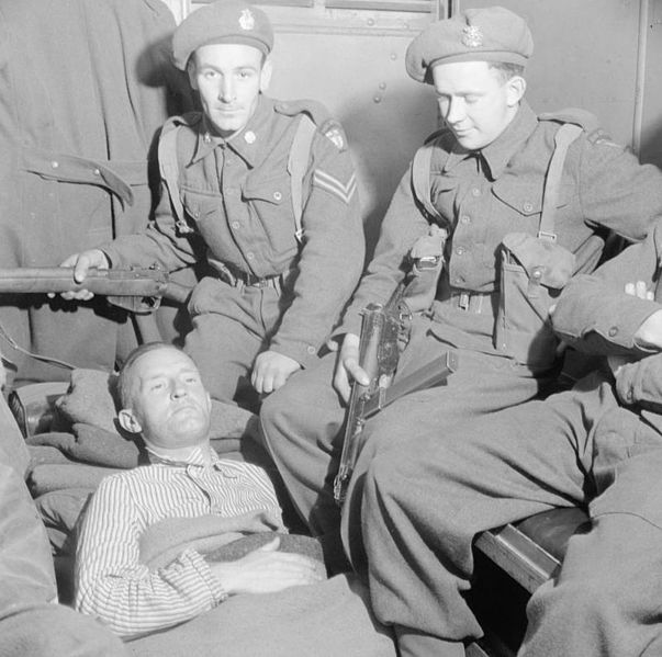 William Joyce, bekend als Lord Haw-Haw, zendt nazi-propaganda uit via radio om Britse moraal tijdens WOII te ondermijnen.