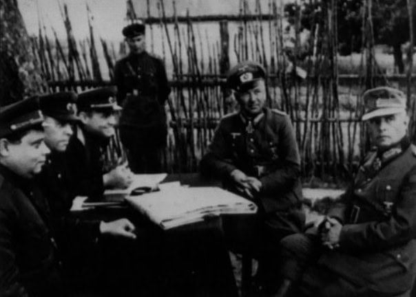 Overgave van generaals Hitter en Gollwitzer aan Sovjetmaarschalken Vasilevsky en Chernyakhovsky na de slag om Vitebsk.