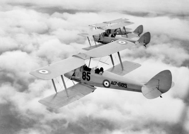 Tiger Moths boven de wolken, piloten van No. 3 Elementary Flying Training School, Essendon (Vic.), in 1940.