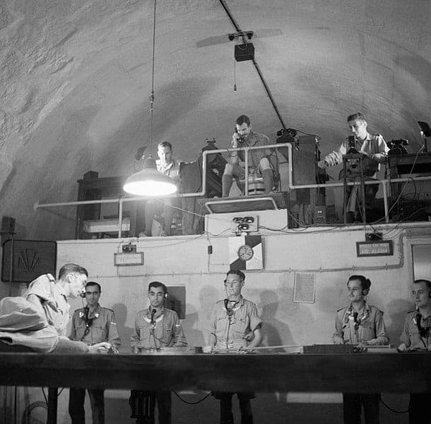 Coastal Defence Room, Lascaris War Rooms in Malta Interieur van de Coastal Defence Room in de Lascaris War Rooms, Malta. Mensen werken aan de defensie tijdens de oorlog.