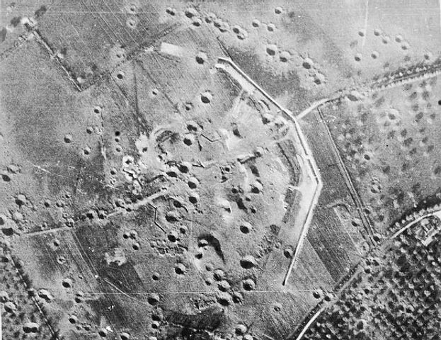 Luchtfoto van de Merville-batterij, na een luchtaanval in mei 1944, toont aanzienlijke schade aan de artilleriepositie.