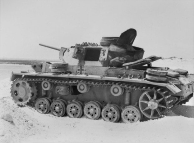 Een Panzer III-tank werd uitgeschakeld door een antitankkanon, getroffen door een precisieschot dat het pantser doorboorde en de tank immobiliseerde.