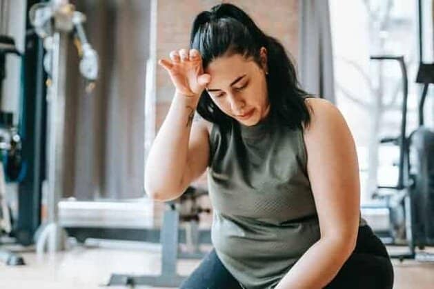 vrouw met overgewicht moe na een training