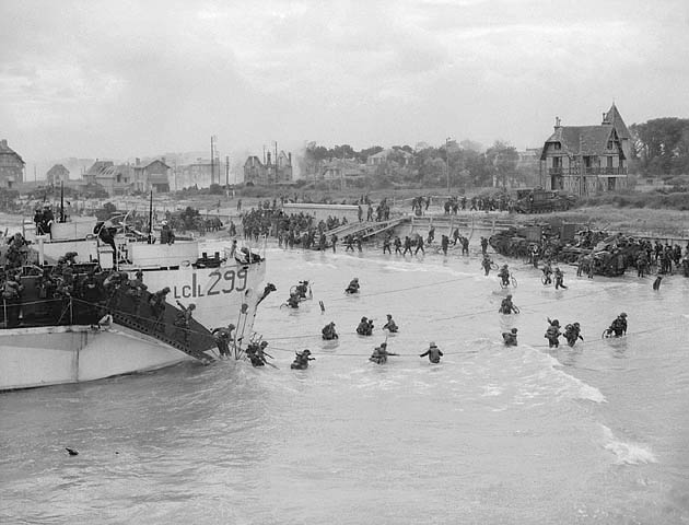 Img: Canadese landing op Juno Beach tijdens D-Day Canadese troepen landen op Juno Beach op D-Day 6 juni 1944 onder zwaar vuur tijdens de invasie in Normandië