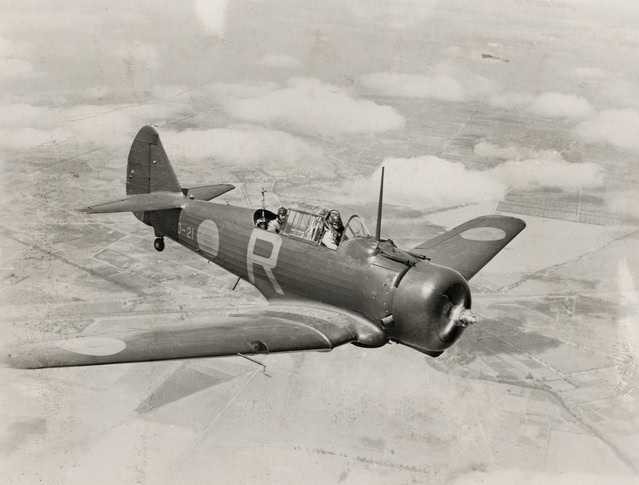 CAC Wirraway Afbeelding van de Australische CAC Wirraway, een militair trainings- en gevechtsvliegtuig uit de Tweede Wereldoorlog, vliegend boven Australië.