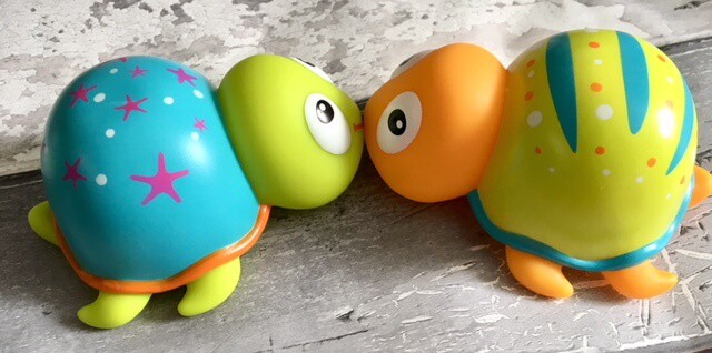 kissing turtles bath toys