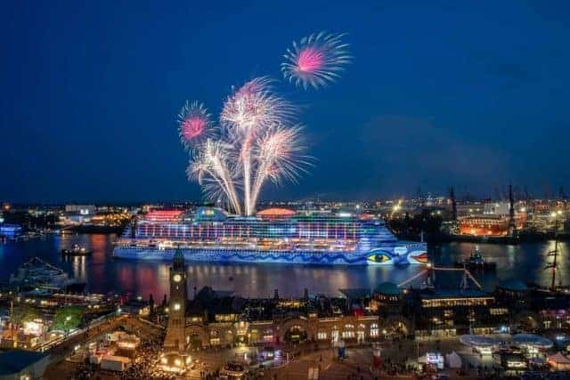 Die AIDAprima beim Hafengeburtstag Hamburg