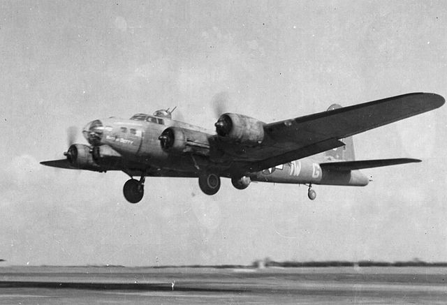 De B-17 Flying Fortress was een robuuste, viermotorige bommenwerper, bekend om zijn zware bewapening en cruciale rol in de Tweede Wereldoorlog.