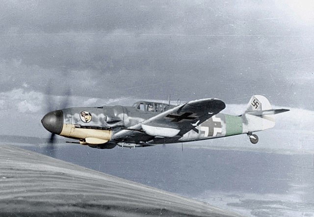 De Messerschmitt Bf 109, een Duits jachtvliegtuig uit WOII, staat bekend om zijn geavanceerde ontwerp, snelheid en veelzijdigheid. De Messerschmitt Bf 109, een Duits jachtvliegtuig uit WOII, staat bekend om zijn geavanceerde ontwerp, snelheid en veelzijdigheid.