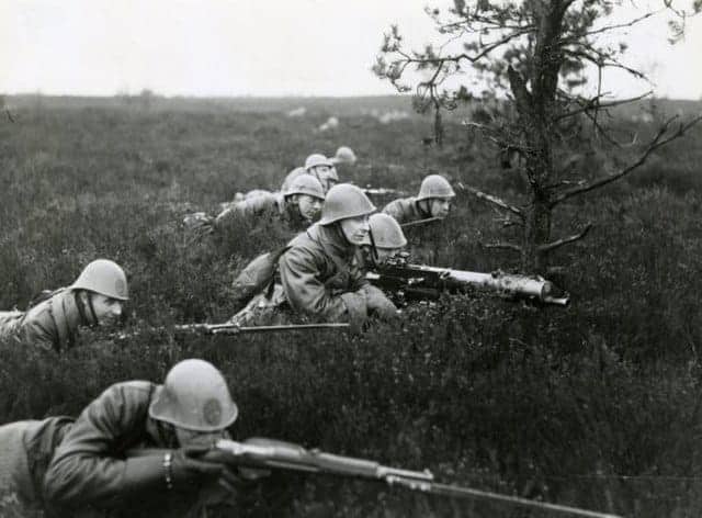 Nederlandse soldaten vochten dapper op de Grebbenberg, waarbij ze heftige weerstand boden tegen de Duitse invasie in mei 1940.