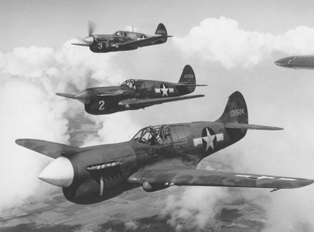 De Curtiss P-40 Warhawk was een robuust en veelzijdig gevechtsvliegtuig, cruciaal in verschillende theaters tijdens de Tweede Wereldoorlog. De Curtiss P-40 Warhawk was een robuust en veelzijdig gevechtsvliegtuig, cruciaal in verschillende theaters tijdens de Tweede Wereldoorlog.