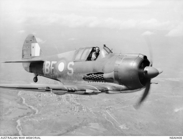Australisch CAC Boomerang gevechtsvliegtuig "Sinbad II" in vlucht, Mareeba, 1944. Gevlogen door Flight Lieutenant A.W.B. Clare.