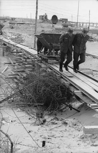 Duitse soldaten vervoeren bouwmateriaal, waaronder cement, voor het versterken van verdedigingswerken langs de Atlantikwall.