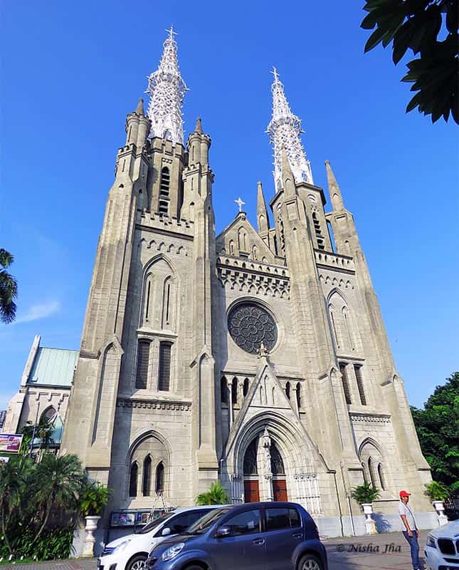 places to visit in jakarta: jakarta cathdral @lemonicks.com