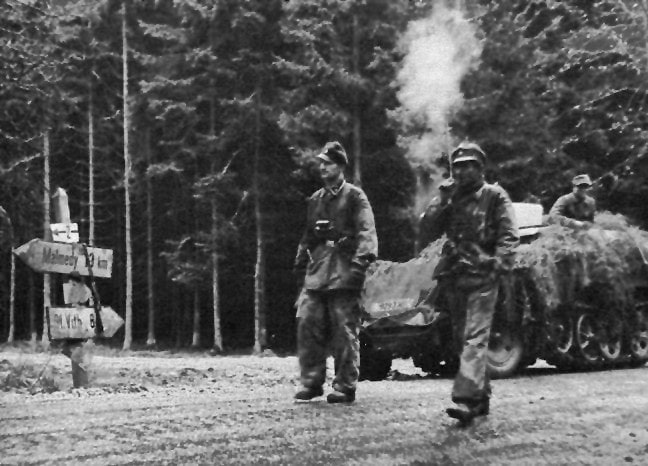 SS-officieren bij het Kaiserbaracke kruispunt tijdens het Ardennenoffensief Twee SS-officieren van de 1e SS-Panzer-Divisie 'LSSAH' bij Kaiserbaracke, tijdens het Ardennenoffensief, 18 december 1944.