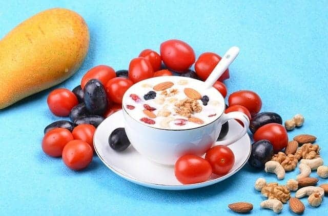 Salatbar mit Joghurt, Mandeln und Nüssen