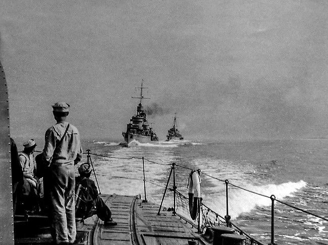 Poolse torpedobootjagers ORP Grom en ORP Burza varen naar Groot-Brittannië, gezien vanaf de ORP Błyskawica, Plan Peking 1939.