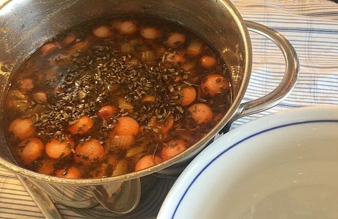 Zelná polévka s párkem