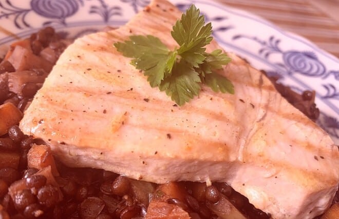 Steak z tuňáka s černou balzamikovou čočkou
