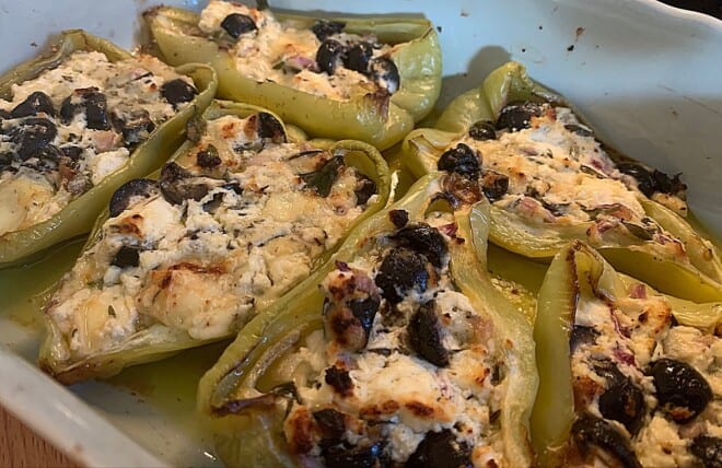 Pečené papriky plněné sýrem a olivami