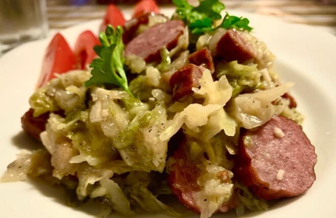 Dušená hlávková kapusta s klobásou