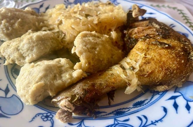 korenene_kure_pecene_na_kysanem_zeli_1