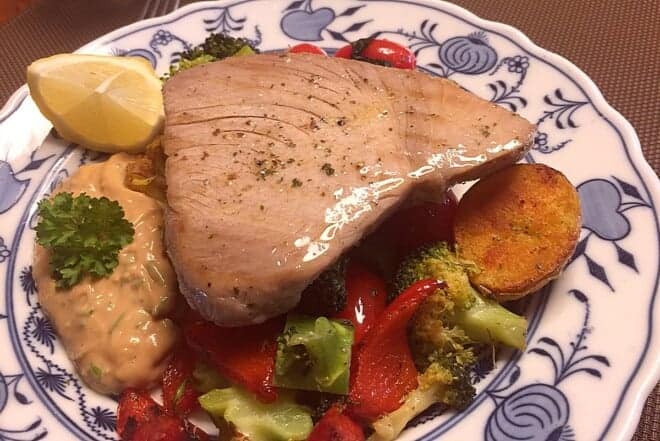 Tuňák s teplou zeleninou a studenou křenovou omáčkou