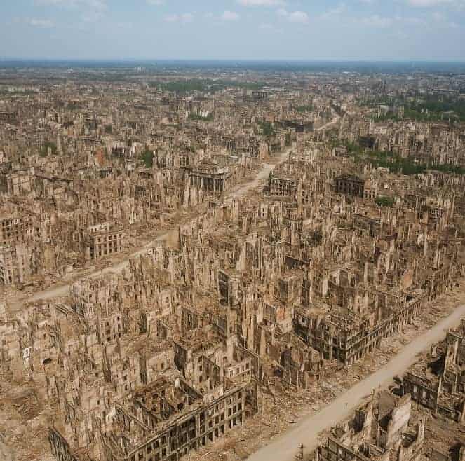Luchtfoto van Berlijn in mei 1945 toont een stad vol ruïnes, ingestorte gebouwen en puin na de Slag om Berlijn.