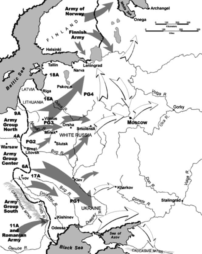 Een kaart die de opmarsplannen van Operatie Barbarossa toont, met drie belangrijke fronten: noord, midden en zuid, richting Moskou.