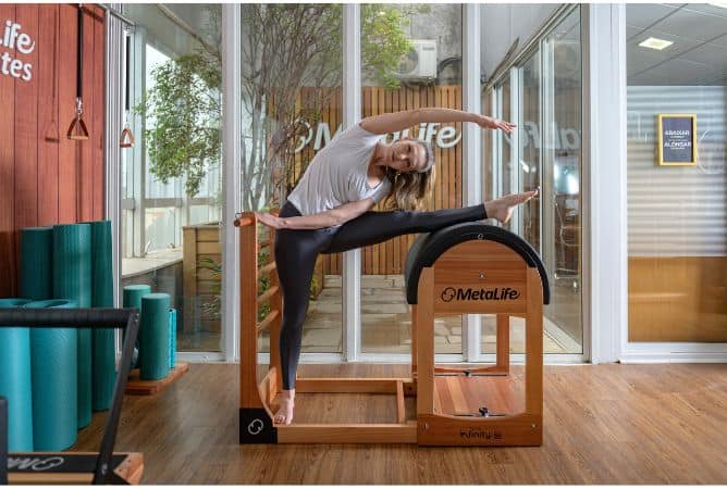 mulher se alongando com pilates
