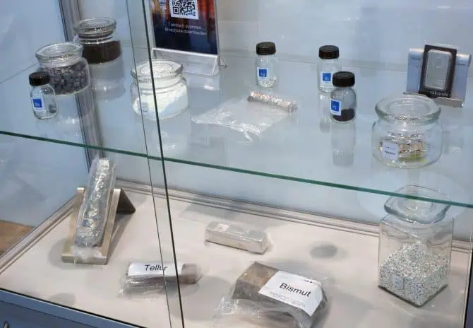 Vitrine mit Technologiemetallen und Seltenen Erden – strategische Rohstoffe für Anleger Vitrine mit Technologiemetallen und Seltenen Erden – strategische Rohstoffe für Anleger