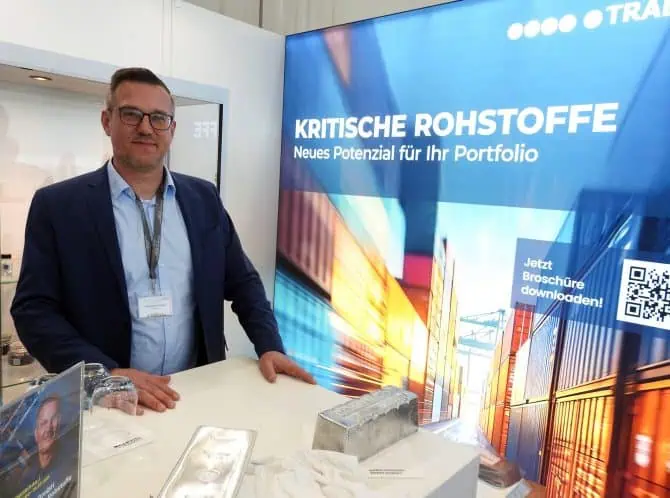 Maximilian Vogler von Tradium mit Iridium- und Metallbarren – strategische Metalle als Anlage Maximilian Vogler von Tradium mit Iridium- und Metallbarren – strategische Metalle als Anlage (Foto: Goldreporter)
