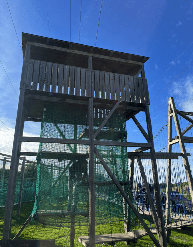 Der große Kletterturm am Glessener Mühlenhof