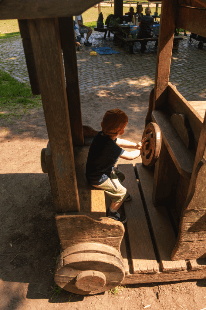 Kind auf Spielgerät am Kinderbauernhof Neuss