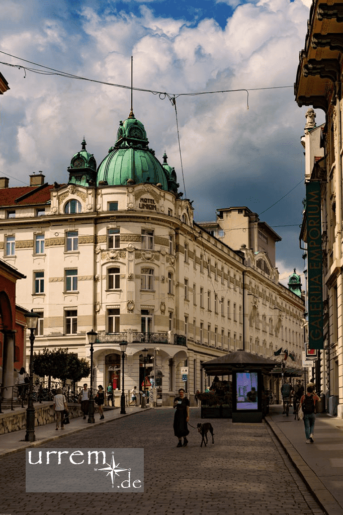 Ljubljana ist voller Kultur und vielen schönen alten Bauten. Wie das Union Hotel (Brauerei). Und auch hier sind Autos Mangelware. ljubljana ist voller kultur und vielen schönen alten bauten. wie das union hotel (brauerei). und auch hier sind autos mangelware.