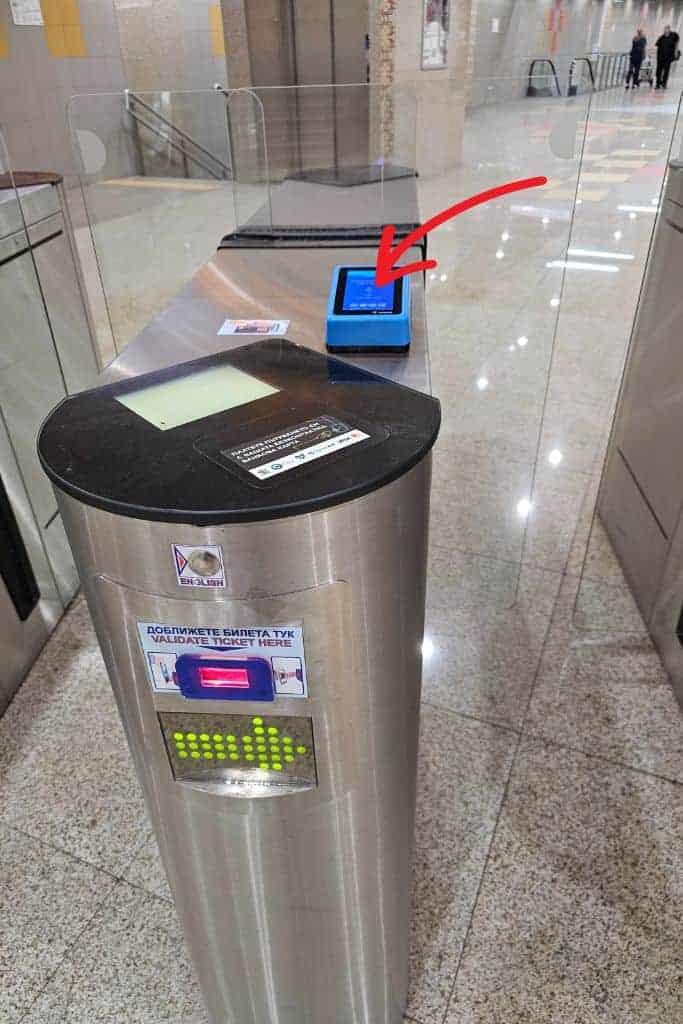 Удостоверител на кредитни карти за метрото в София. Докоснете кредитната си карта, за да платите за обществен транспорт в София