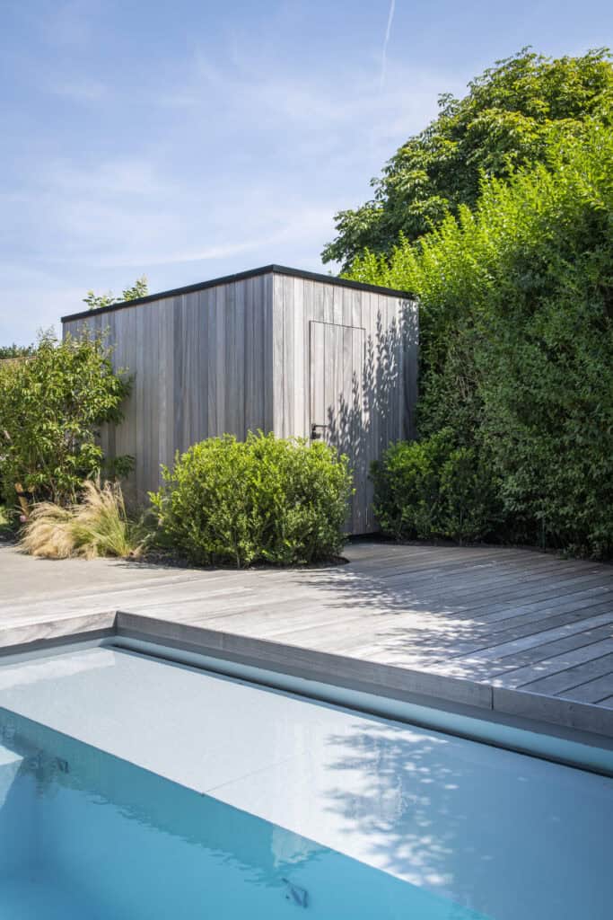 Tijdloze renovatie met zwembad door Concept Gardens
