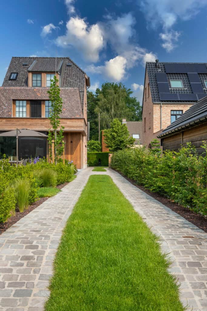 Landelijke tuin met zwemvijver te Sint-Amands door Concept Gardens