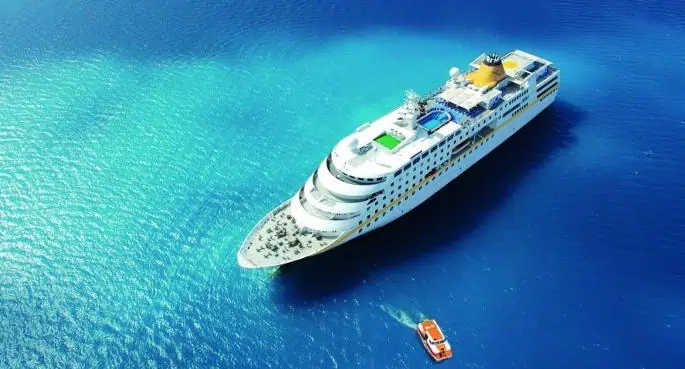 Das Kreuzfahrtschiff MS Hamburg von Plantours am offenen Meer