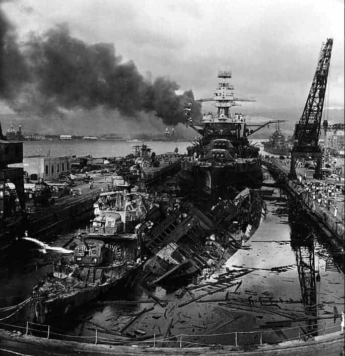 USS Pennsylvania ligt achter de verbrande wrakken van Downes en Cassin, zwaar beschadigd na de aanval op Pearl Harbor.