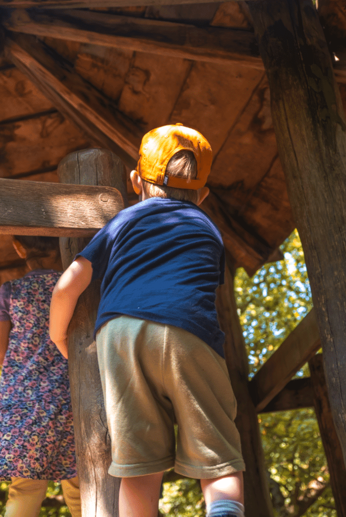 Spielplatz für Kinder mit Sand- und Klettermöglichkeiten auf dem Kinderbauernhof Neuss
