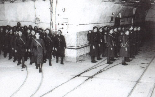 Franse soldaten bemannen een bunker op de Maginotlinie, gekleed in uniform en klaar voor defensieve taken.