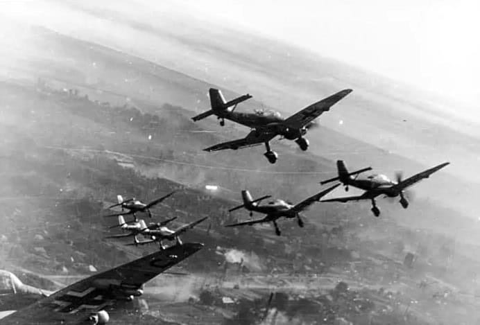 Stuka-duikbommenwerper als vliegende artillerie ingezet om directe ondersteuning aan fronttroepen te bieden in 1940.
