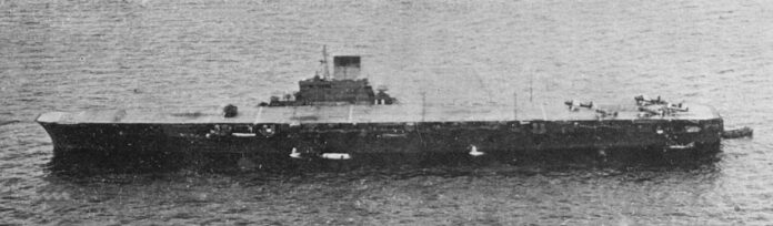 Japans vliegdekschip Taihō voor anker bij Tawi-Tawi, mei 1944, kort voor de Slag in de Filipijnenzee.