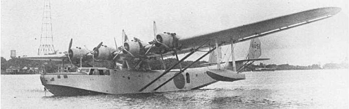 Kawanishi H6K Type 97 vliegende boot, aangemeerd in een onbekende haven tijdens de Tweede Wereldoorlog.