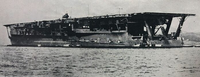 Vliegdekschip Kaga van de Keizerlijke Japanse Marine (ca. 1935) Zijaanzicht van het Japanse vliegdekschip Kaga (ca. 1935), gebouwd in Yokosuka, een belangrijk schip van de IJN.