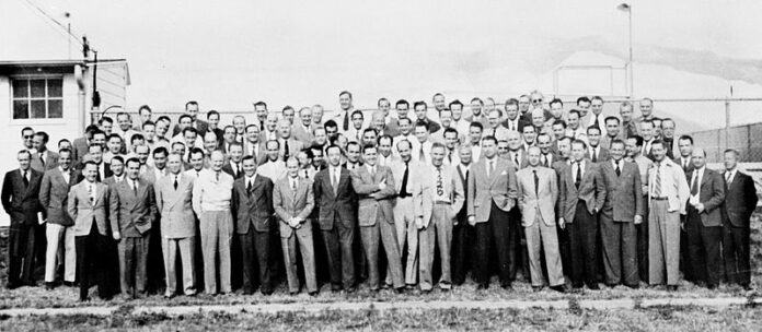 Duitse raketwetenschappers bij Fort Bliss, 1946 Groep van 104 Duitse raketwetenschappers in 1946, waaronder Wernher von Braun, bij Fort Bliss, Texas, na overkomst via Operation Paperclip.