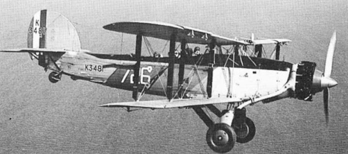 Fairey Seal van No.821 Squadron aan boord van HMS Courageous Fairey Seal van No.821 Squadron van HMS «Courageous», gebruikt voor verkenning en operaties op zee in de jaren 1930.