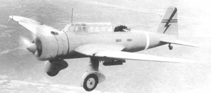 Afbeelding van de Mitsubishi Ki-30, een Japanse lichte bommenwerper uit de Tweede Wereldoorlog, vliegend hoog in de lucht.